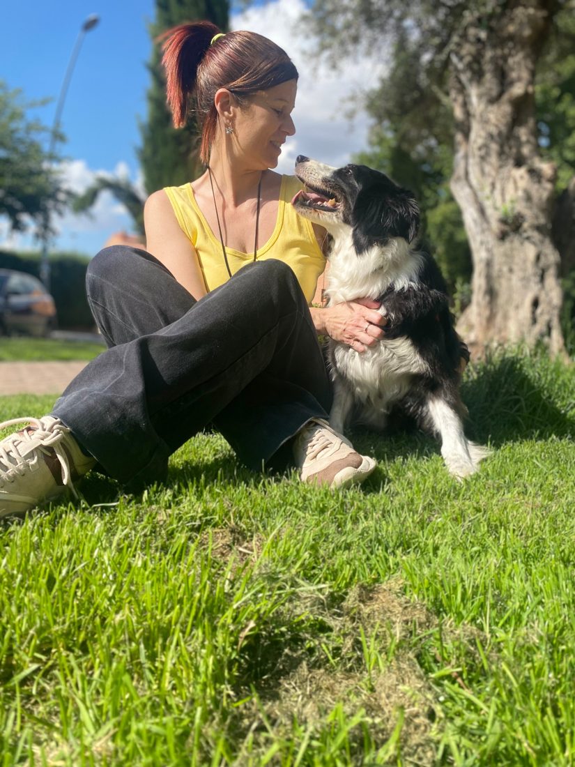 Noemí Caballero con su border collie